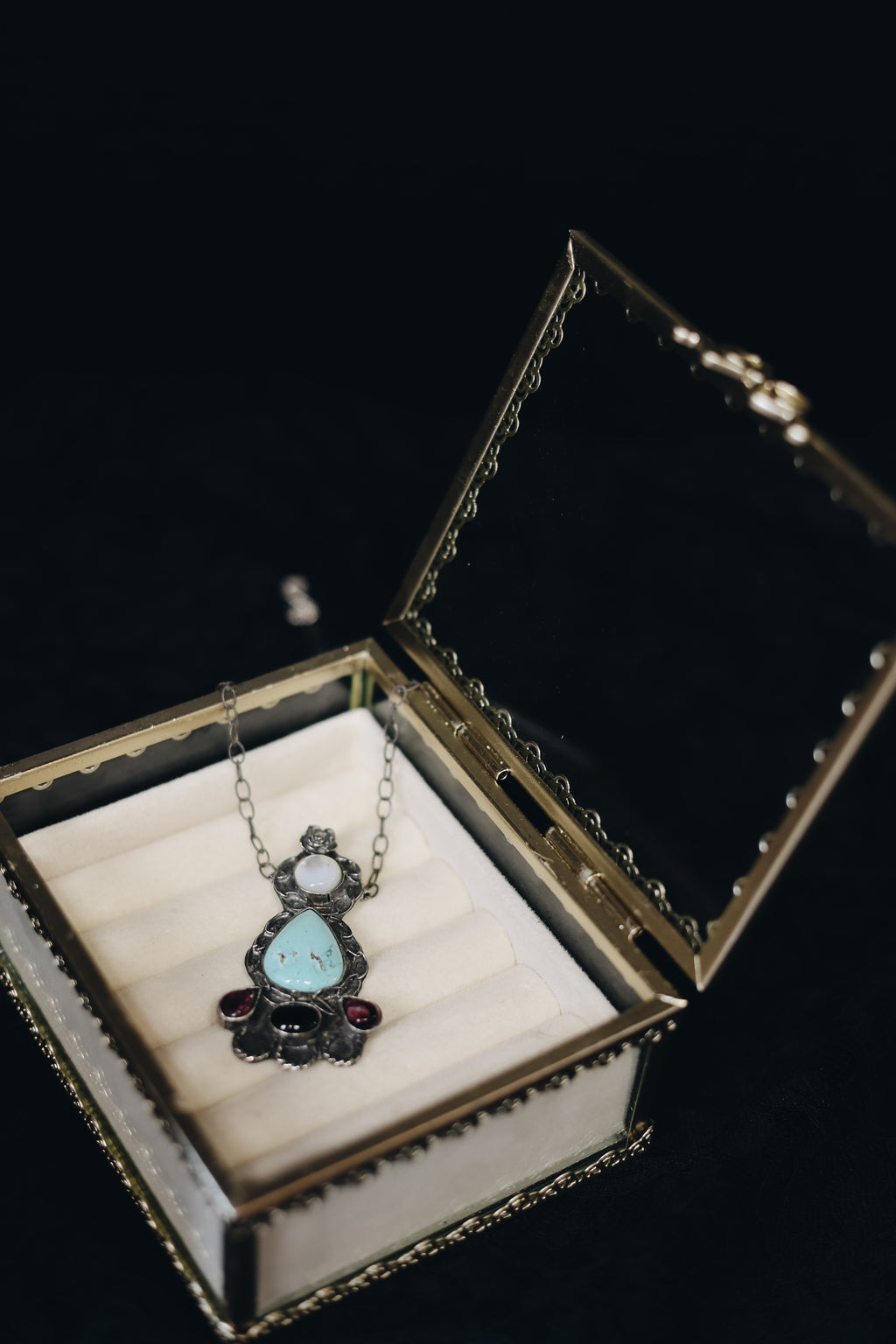 Chained rose necklace