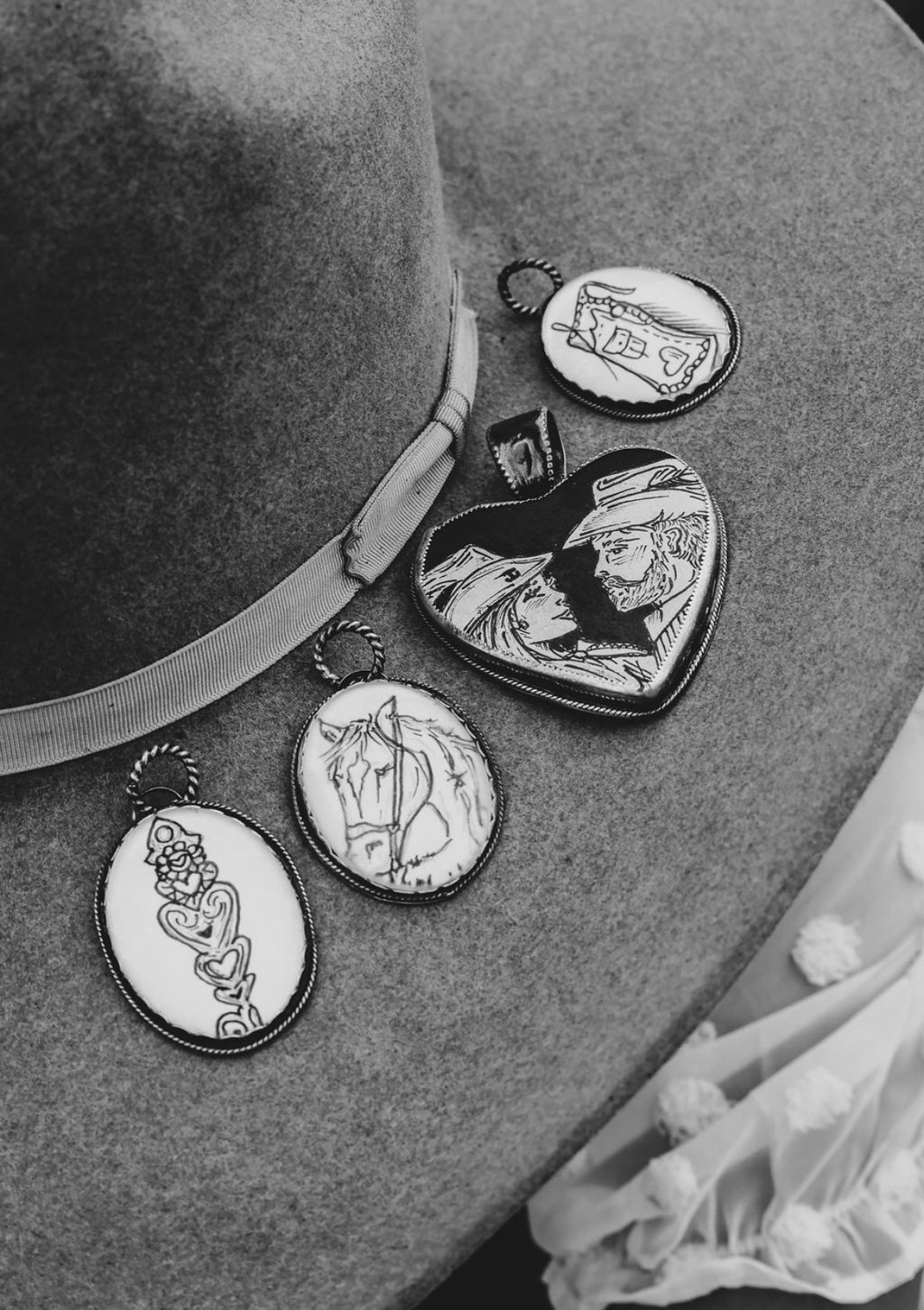 Horse’n around pendant